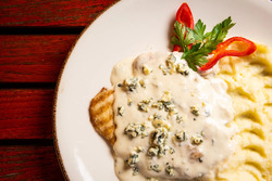 Piept de pui cu sos gorgonzola
